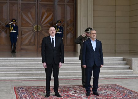 İlham Əliyev Pezeşkianı qarşıladı