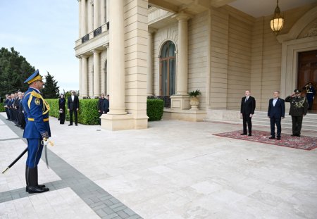 İlham Əliyev Pezeşkianı qarşıladı