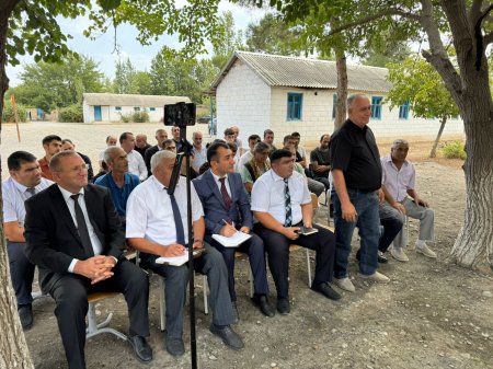 Laçın Rayon İcra Hakimiyyətinin başçısı Aqil Nəzərlinin növbəti görüşü-səyyar qəbulu Bərdə rayonunun Kələntərli kəndi ərazisində keçirildi. 15.08.2025