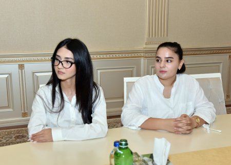 Zakir Fərəcov universitetə qəbul olan şəhid övladları ilə görüşüb