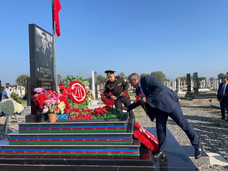 27 sentyabr – Milli Anım Günü münasibətilə Ağcabədi bələdiyyəsinin sədri İsmayıl Rəsulov şəhidlərin məzarını ziyarət edib.