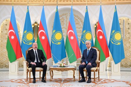 İlham Əliyev Tokayevlə təkbətək görüşdü - FOTO
