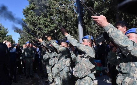 Sumqayıtda Birinci Qarabağ müharibəsinin şəhidi Lətif Şahhüseynov dəfn edilib