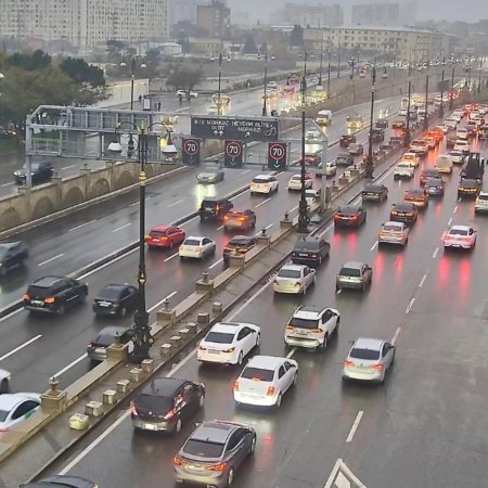 Yağış 14 istiqamətdə tıxaca səbəb oldu