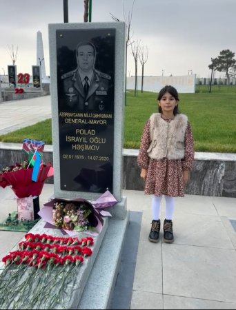 Balaca qızın Milli Qəhrəman Polad Həşimovun məzarı önündə söylədiyi şeir insanları kövrəltdi Balaca qızın Milli Qəhrəman Polad Həşimovun məzarı önündə söylədiyi şeir insanları kövrəltdi