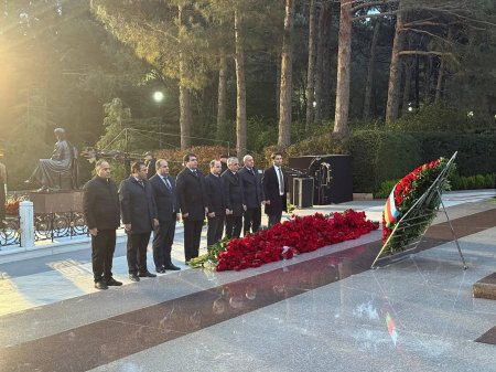 Şərqi Zəngəzur Regional Təhsil İdarəsinin kollektivi Fəxri xiyabanda ulu öndərin məzarını ziyarət erdilər,