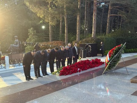 Şərqi Zəngəzur Regional Təhsil İdarəsinin kollektivi Fəxri xiyabanda ulu öndərin məzarını ziyarət erdilər,
