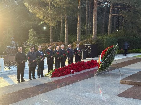 Şərqi Zəngəzur Regional Təhsil İdarəsinin kollektivi Fəxri xiyabanda ulu öndərin məzarını ziyarət erdilər,