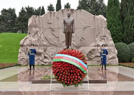 Şərqi Zəngəzur Regional Təhsil İdarəsinin kollektivi Fəxri xiyabanda ulu öndərin məzarını ziyarət erdilər,