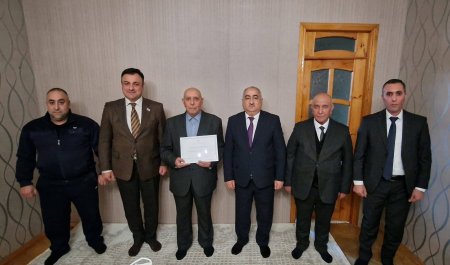 Yeni Azərbaycan Partiyası Laçın rayon təşkilatının sədri İlqar İlyasov və Milli Məclisinin deputatı Rövşən Muradov YAP veteranı Həmidov Həmid Mücərrəf oğlunu 75 illik yubileyi münasibətilə ziyarət  ediblər. 
