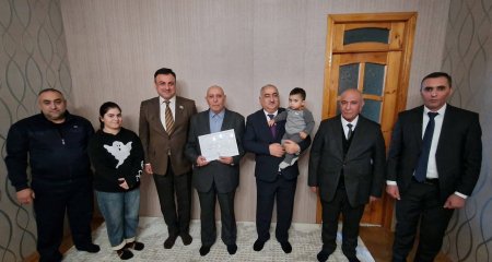Yeni Azərbaycan Partiyası Laçın rayon təşkilatının sədri İlqar İlyasov və Milli Məclisinin deputatı Rövşən Muradov YAP veteranı Həmidov Həmid Mücərrəf oğlunu 75 illik yubileyi münasibətilə ziyarət  ediblər. 