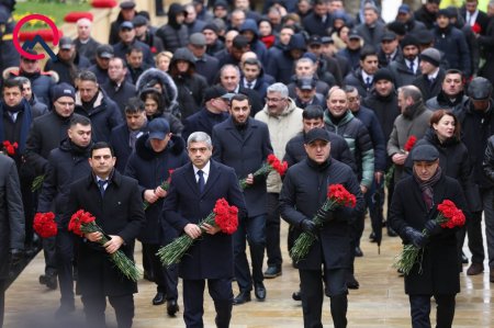 Rəsmilər Şəhidlər xiyabanında - Fotolar