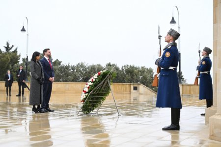 ABŞ Vitse-prezidenti Şəhidlər xiyabanını ziyarət etdi