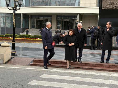 Rəsmilər "Ana harayı" abidəsini ziyarət etdilər - FOTOLAR