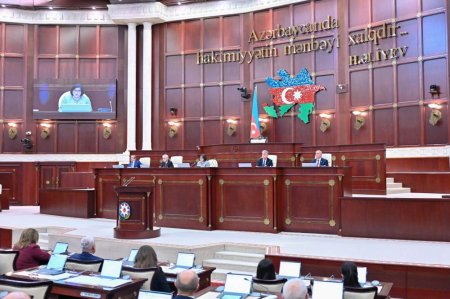 Milli Məclisin iclası başladı
