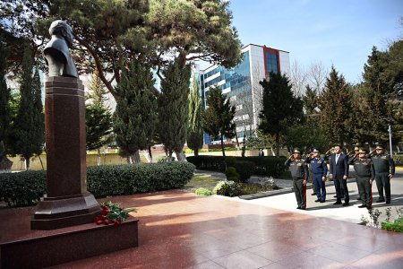 Zakir Həsənov müalicə olunan hərbi qulluqçuları ziyarət etdi