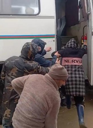 Xaçmazda yaşayış evlərini su basdı - 22 nəfər təxliyə edildi + Video
