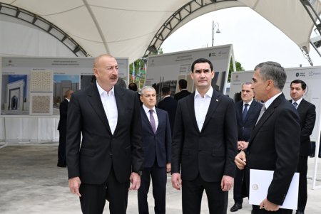 Dövlət başçıları Şuşa məscidində tikinti işlərinin gedişi ilə tanış olublar