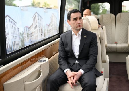 Dövlət başçıları Şuşa məscidində tikinti işlərinin gedişi ilə tanış olublar